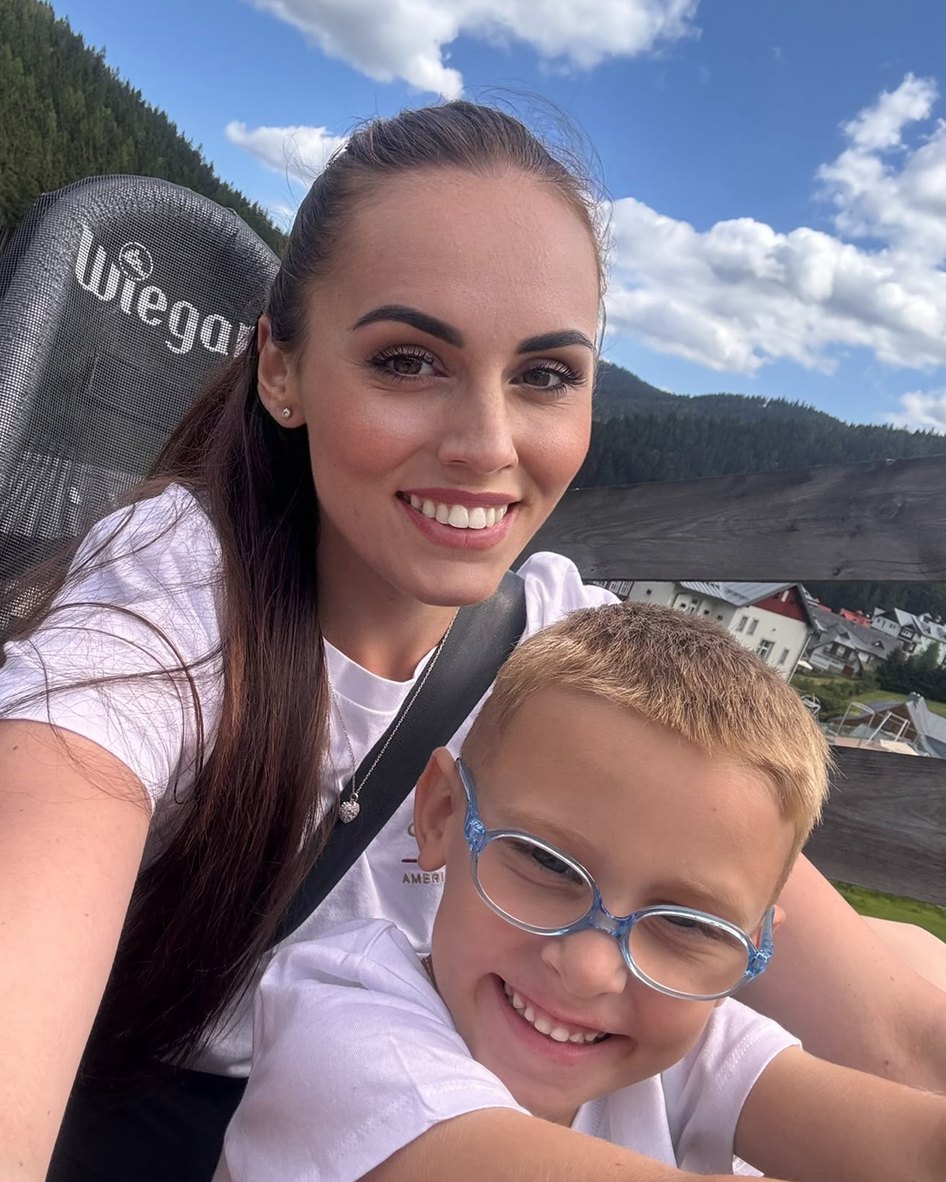 Renata s chlapcem v brýlích, selfie na horách